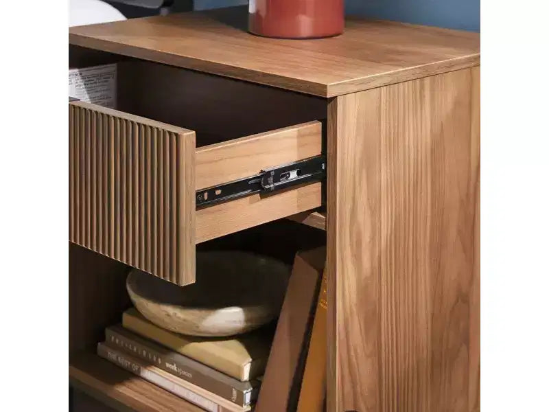 Table de chevet moderne avec tiroir cannelé, niche ouverte et pieds en métal