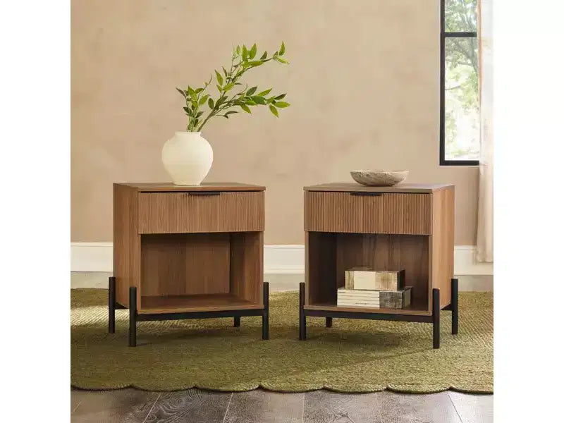 Table de chevet moderne avec tiroir cannelé, niche ouverte et pieds en métal