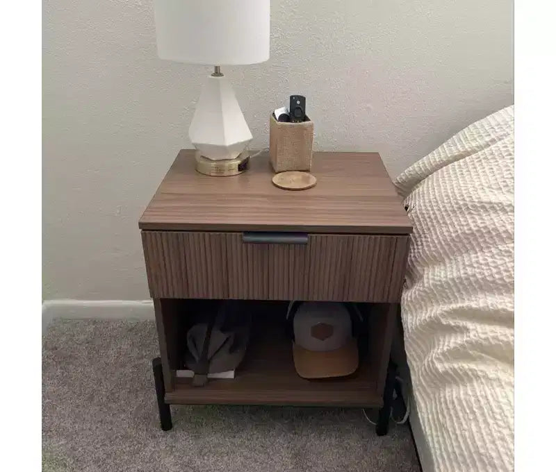 Table de chevet moderne avec tiroir cannelé, niche ouverte et pieds en métal