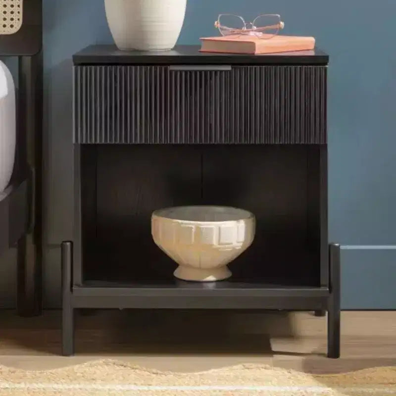 Table de chevet moderne avec tiroir cannelé, niche ouverte et pieds en métal
