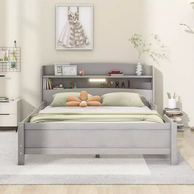 Cadre de lit double avec tête de lit, lit plateforme en bois avec lumière LED intégrée, tête de lit de rangement et barrière de sécurité, gris antique