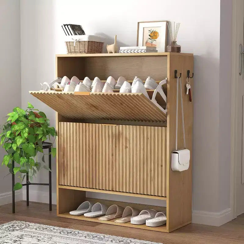 Meuble à chaussures fin et autoportant pour entrée avec 2 tiroirs basculants et étagère inférieure ouverte, organisateur de rangement à chaussures étroit cannelé avec crochets latéraux amovibles