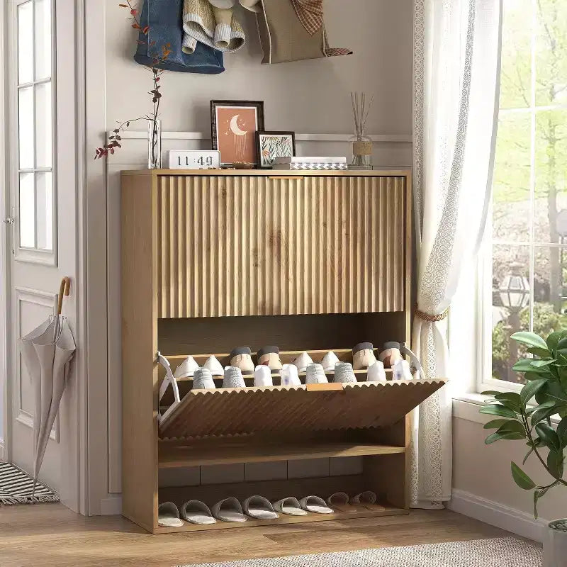 Meuble à chaussures fin et autoportant pour entrée avec 2 tiroirs basculants et étagère inférieure ouverte, organisateur de rangement à chaussures étroit cannelé avec crochets latéraux amovibles