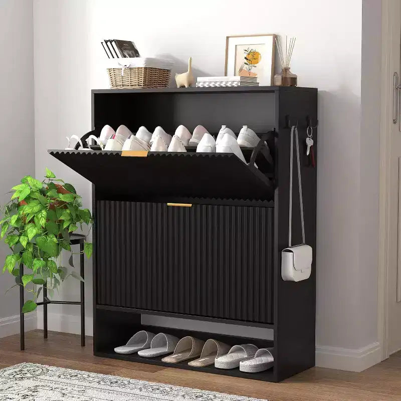 Meuble à chaussures fin et autoportant pour entrée avec 2 tiroirs basculants et étagère inférieure ouverte, organisateur de rangement à chaussures étroit cannelé avec crochets latéraux amovibles