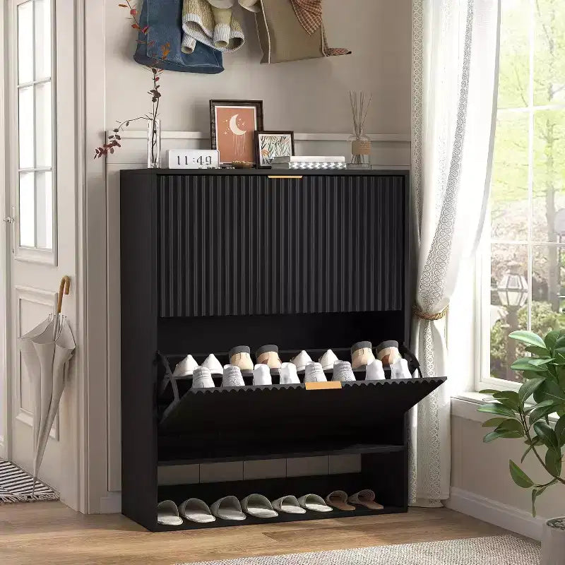 Meuble à chaussures fin et autoportant pour entrée avec 2 tiroirs basculants et étagère inférieure ouverte, organisateur de rangement à chaussures étroit cannelé avec crochets latéraux amovibles