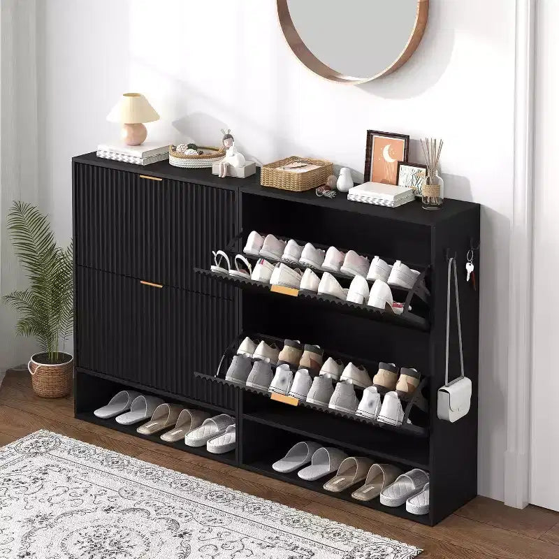 Meuble à chaussures fin et autoportant pour entrée avec 2 tiroirs basculants et étagère inférieure ouverte, organisateur de rangement à chaussures étroit cannelé avec crochets latéraux amovibles