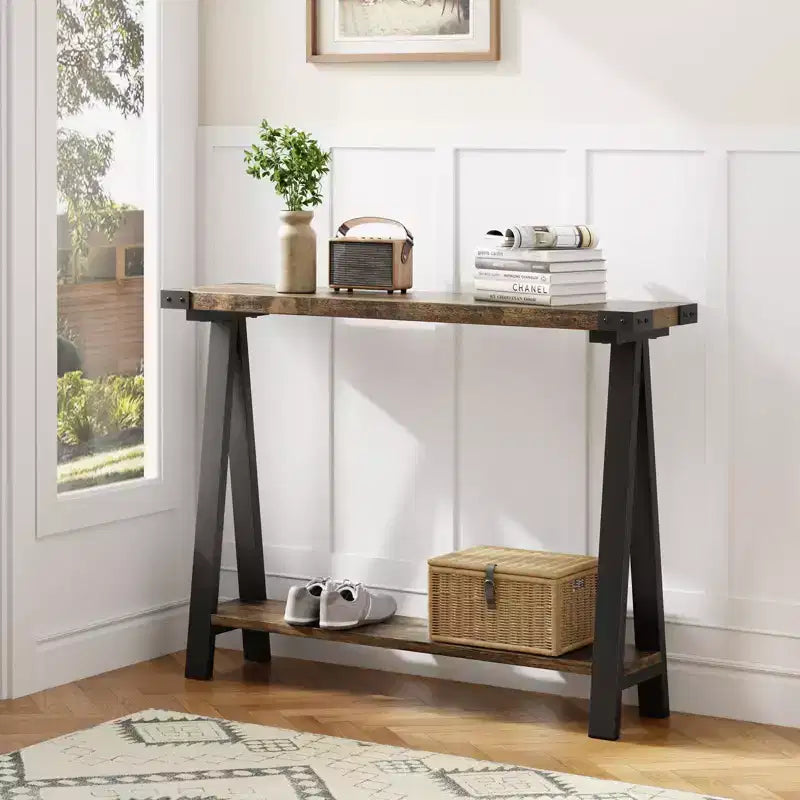 Console d'entrée fine à double niveau avec étagères de rangement, cadre en métal durable et pieds en V, adaptée aux salons, couloirs ou foyers.