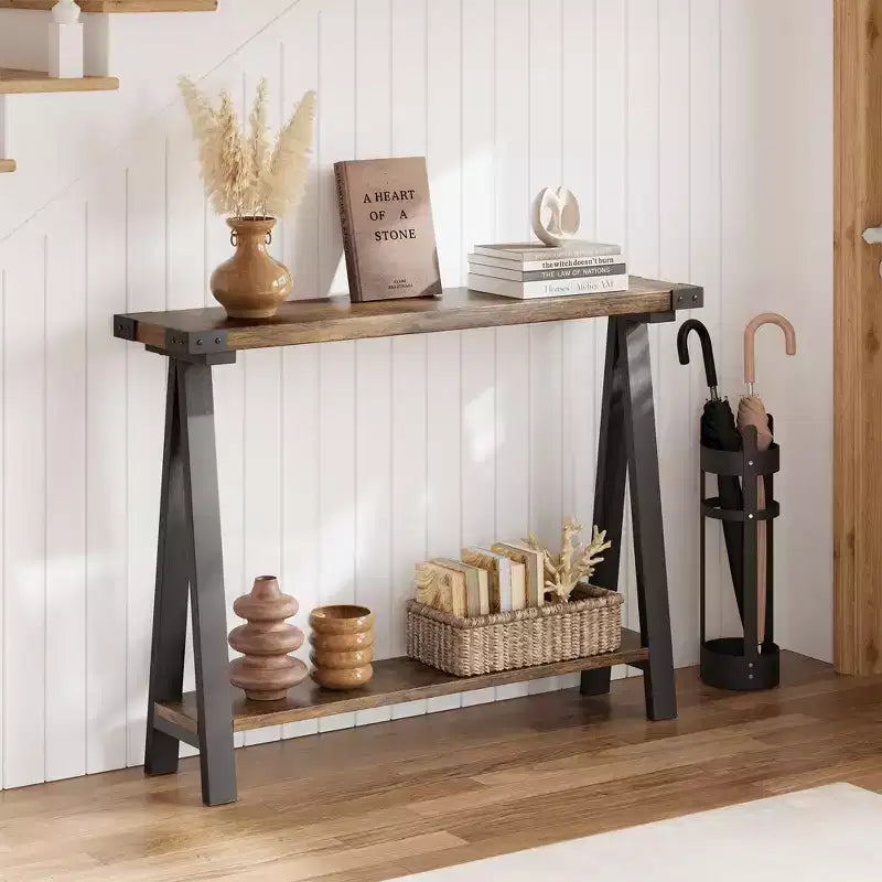 Console d'entrée fine à double niveau avec étagères de rangement, cadre en métal durable et pieds en V, adaptée aux salons, couloirs ou foyers.