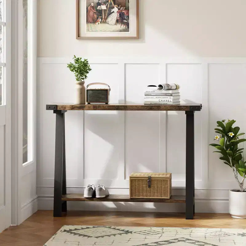 Console d'entrée fine à double niveau avec étagères de rangement, cadre en métal durable et pieds en V, adaptée aux salons, couloirs ou foyers.