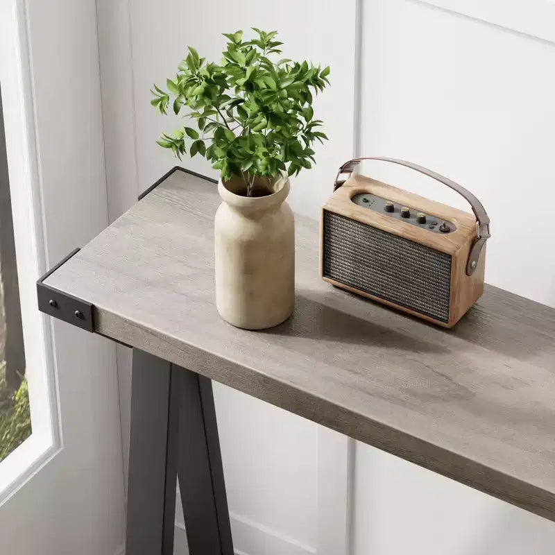 Console d'entrée fine à double niveau avec étagères de rangement, cadre en métal durable et pieds en V, adaptée aux salons, couloirs ou foyers.