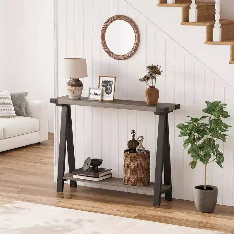 Console d'entrée fine à double niveau avec étagères de rangement, cadre en métal durable et pieds en V, adaptée aux salons, couloirs ou foyers.
