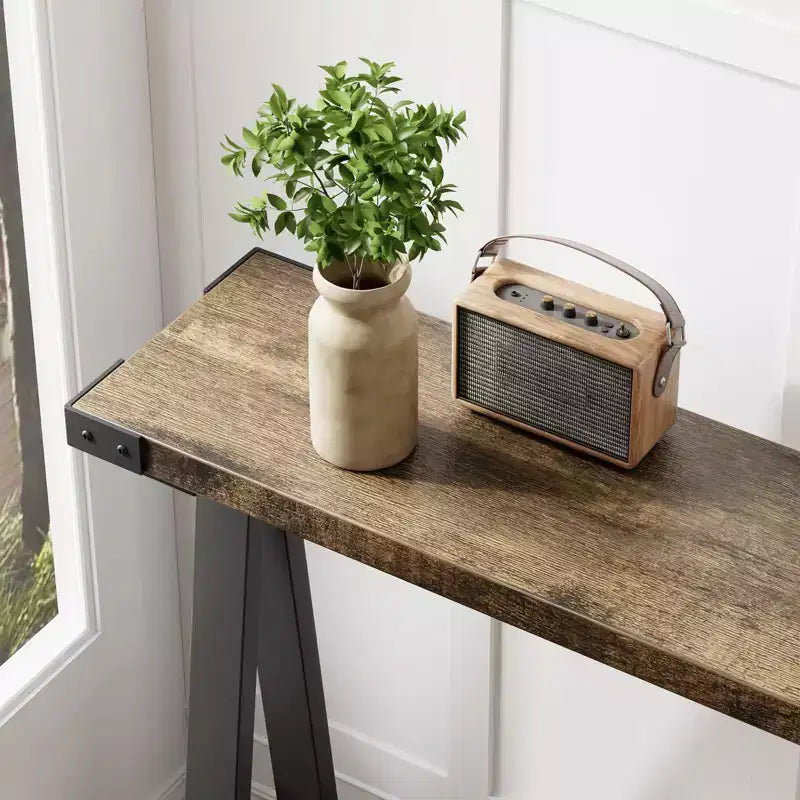 Console d'entrée fine à double niveau avec étagères de rangement, cadre en métal durable et pieds en V, adaptée aux salons, couloirs ou foyers.