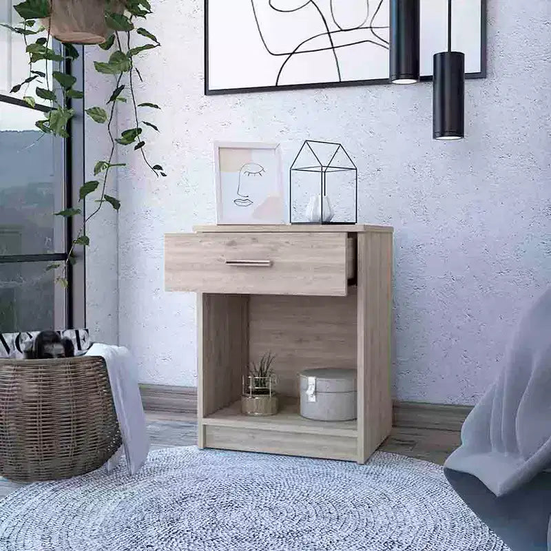 Conçue pour un usage quotidien pratique, cette table de chevet avec un tiroir, une tablette inférieure et un plateau supérieur offre un look moderne et un rangement fonctionnel.