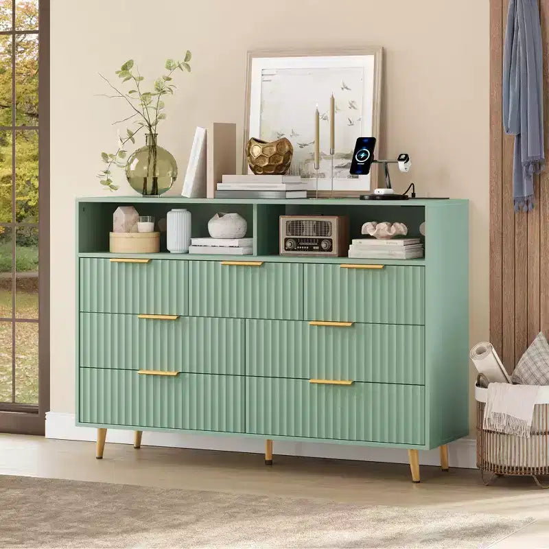 Commode moderne cannelée à 7 tiroirs de 137 cm avec lumières et station de charge, grand chiffonnier avec étagère ouverte et poignées dorées pour chambre à coucher/couloir