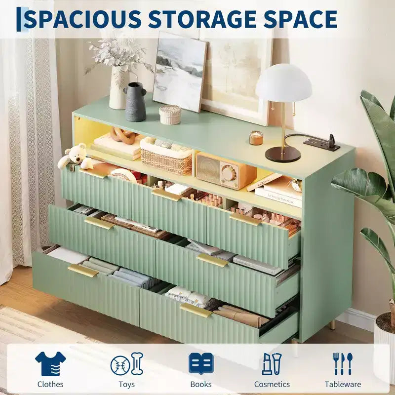 Commode moderne cannelée à 7 tiroirs de 137 cm avec lumières et station de charge, grand chiffonnier avec étagère ouverte et poignées dorées pour chambre à coucher/couloir