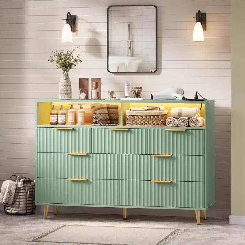 Commode moderne cannelée à 7 tiroirs de 137 cm avec lumières et station de charge, grand chiffonnier avec étagère ouverte et poignées dorées pour chambre à coucher/couloir