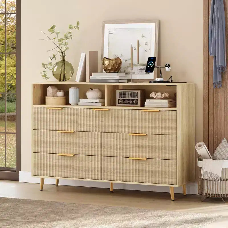 Commode moderne cannelée à 7 tiroirs de 137 cm avec lumières et station de charge, grand chiffonnier avec étagère ouverte et poignées dorées pour chambre à coucher/couloir