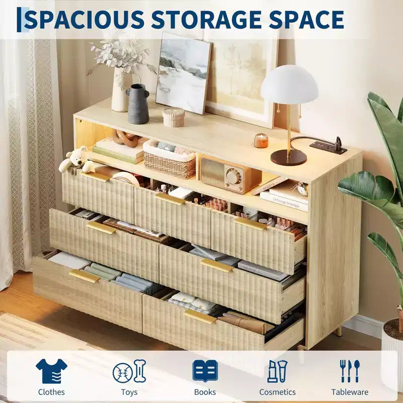 Commode moderne cannelée à 7 tiroirs de 137 cm avec lumières et station de charge, grand chiffonnier avec étagère ouverte et poignées dorées pour chambre à coucher/couloir
