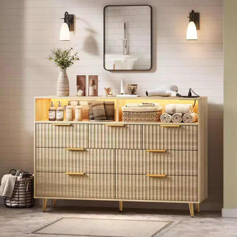 Commode moderne cannelée à 7 tiroirs de 137 cm avec lumières et station de charge, grand chiffonnier avec étagère ouverte et poignées dorées pour chambre à coucher/couloir
