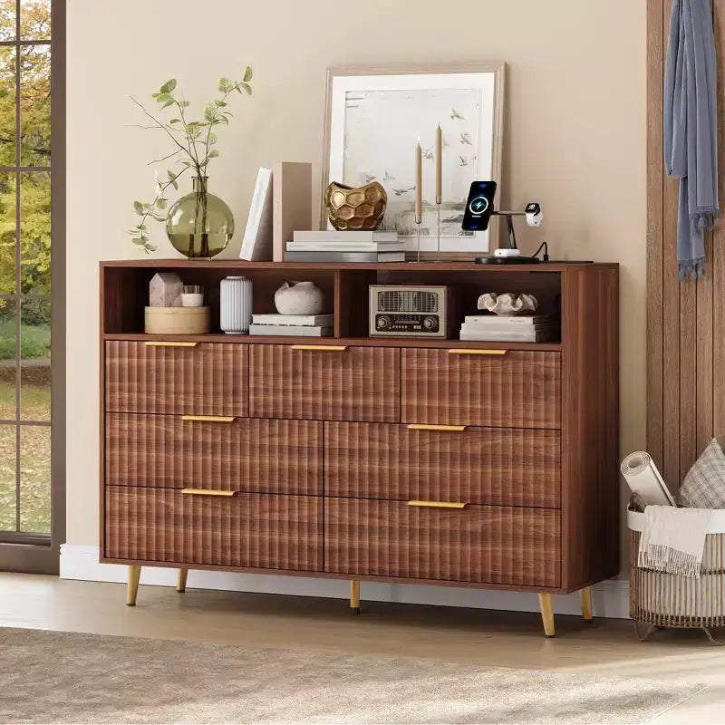 Commode moderne cannelée à 7 tiroirs de 137 cm avec lumières et station de charge, grand chiffonnier avec étagère ouverte et poignées dorées pour chambre à coucher/couloir