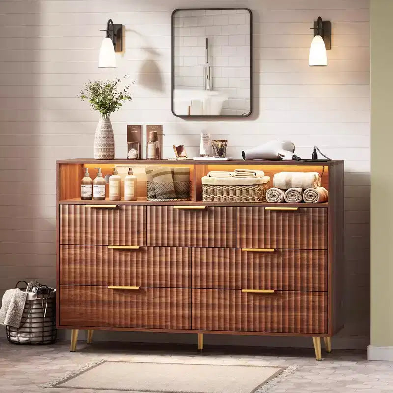 Commode moderne cannelée à 7 tiroirs de 137 cm avec lumières et station de charge, grand chiffonnier avec étagère ouverte et poignées dorées pour chambre à coucher/couloir