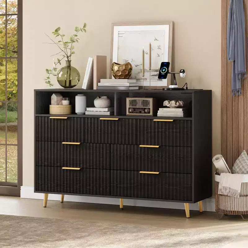 Commode moderne cannelée à 7 tiroirs de 137 cm avec lumières et station de charge, grand chiffonnier avec étagère ouverte et poignées dorées pour chambre à coucher/couloir
