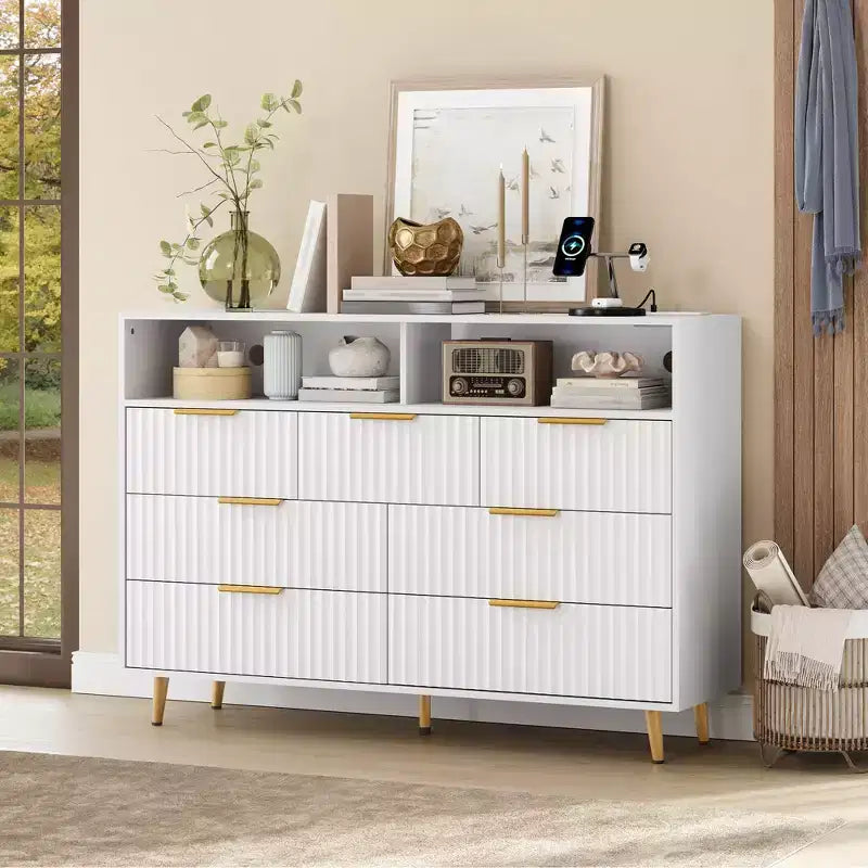 Commode moderne cannelée à 7 tiroirs de 137 cm avec lumières et station de charge, grand chiffonnier avec étagère ouverte et poignées dorées pour chambre à coucher/couloir