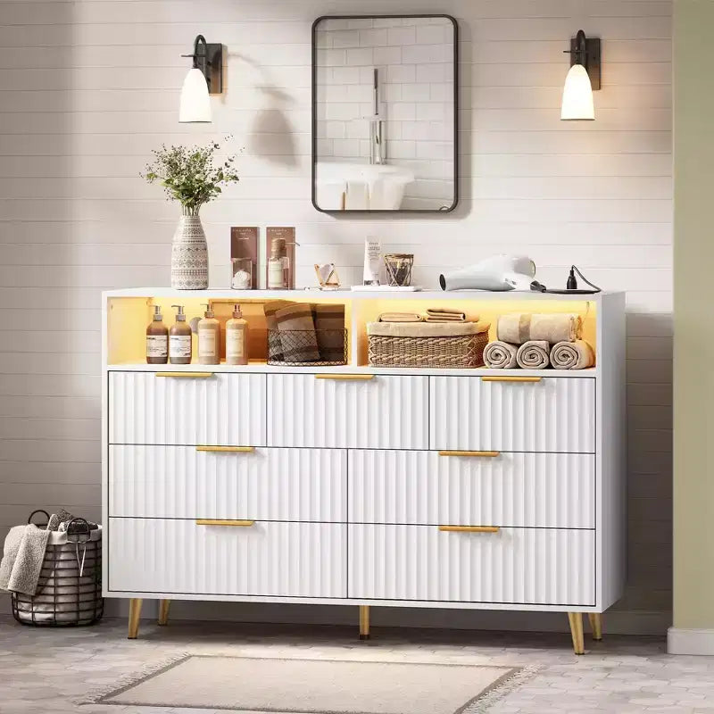 Commode moderne cannelée à 7 tiroirs de 137 cm avec lumières et station de charge, grand chiffonnier avec étagère ouverte et poignées dorées pour chambre à coucher/couloir